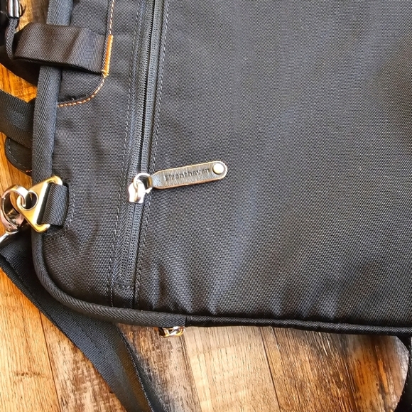 Brenthaven 16x12x1 Padded Laptop Shoulder Bag Black - Picture 2 of 7